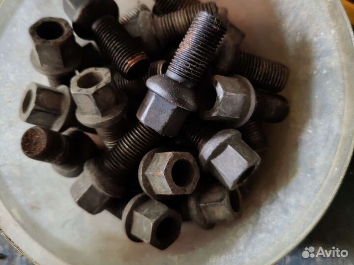 Гайки и болты колёсные