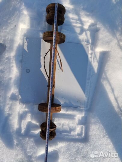 Деталь к старинному ткацкому деревянному станку