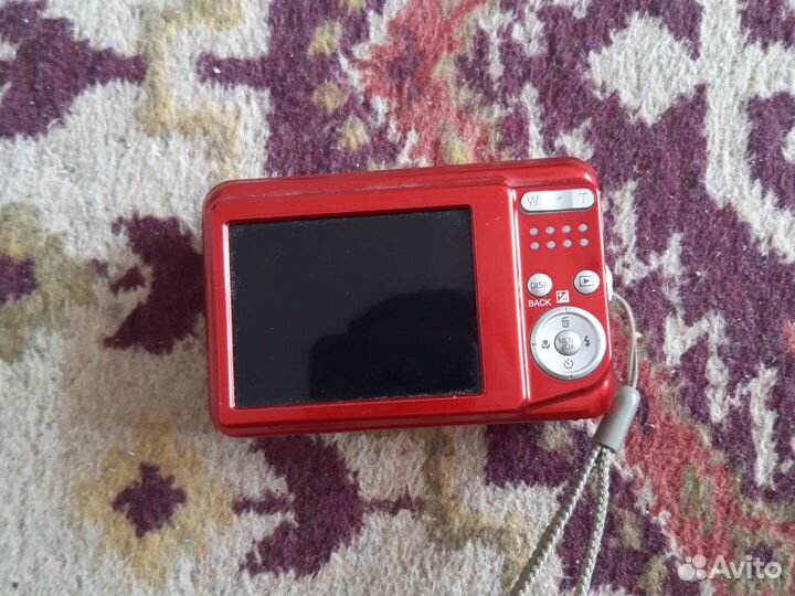 1. Цифровая камера FujiFilm Firefox AV200 красная