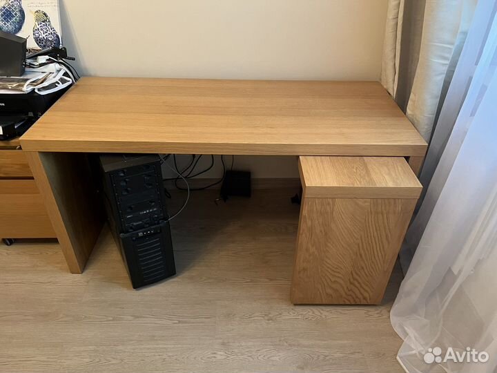 Угловой письменный стол икея Мальм