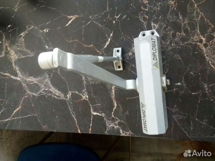 Доводчик дверной Diplomat