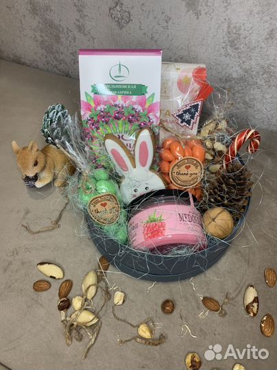 Подарочный бокс с медом, орешками, сухофруктом