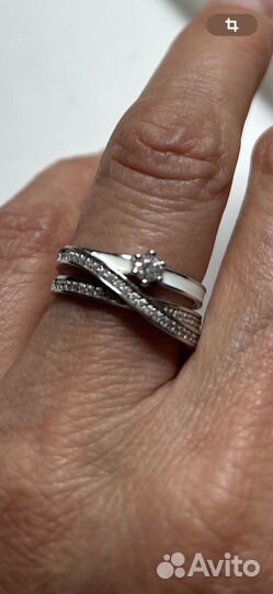 Серебряное кольцо с фианитами и белой эмалью