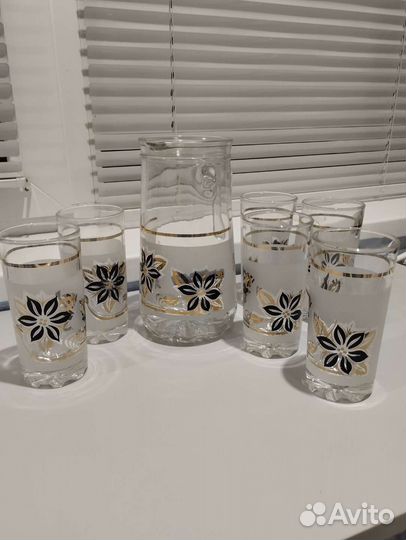 Кувшин со стаканами