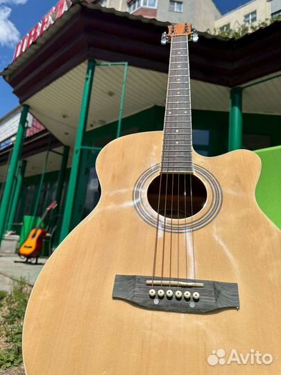 Электроакустическая гитара натуральная