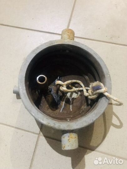 Оголовок металлический для скважины