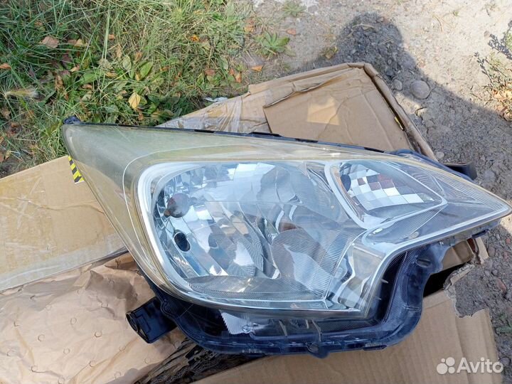 Передняя оптика Toyota Ractis