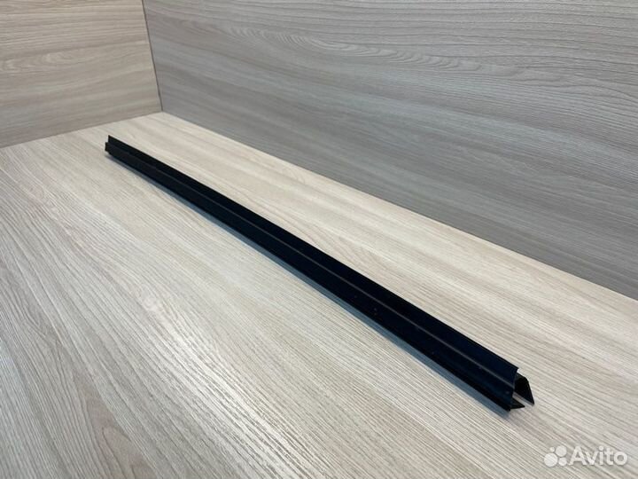 Уплотнитель стекла двери внутренний передний левый