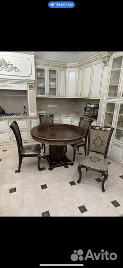 Стол и стулья