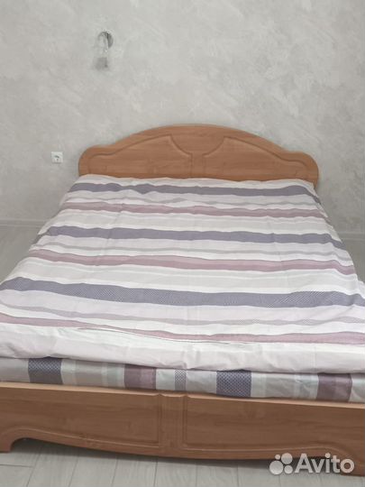 Кровать и шкаф