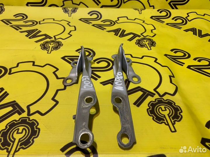 Петли капота Toyota Ist NCP60 2NZ-FE 2003.07