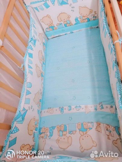 Детская кроватка с маятником