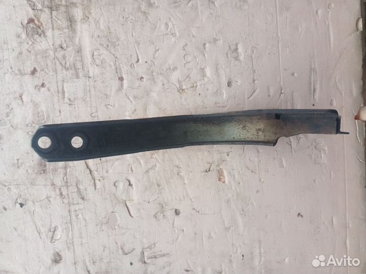 Кронштейн выпускного коллектора Volkswagen Passat