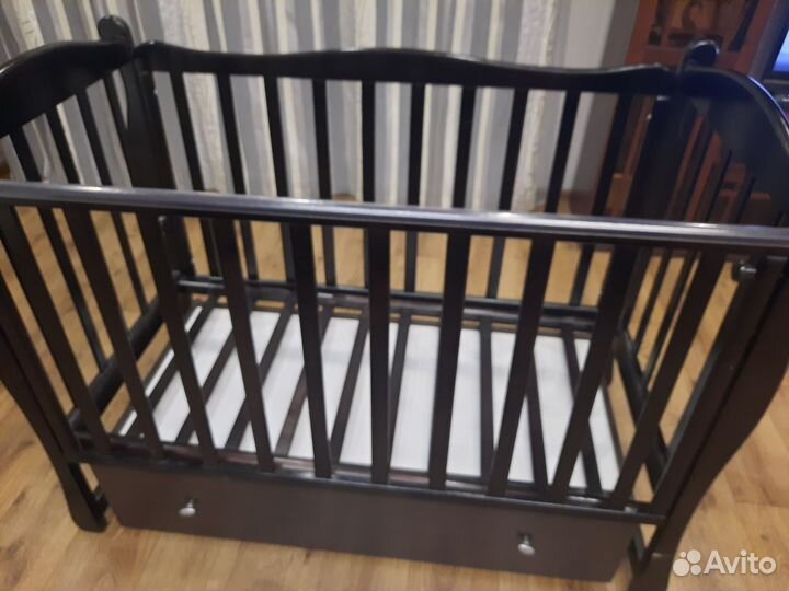 Детская кроватка с маятником