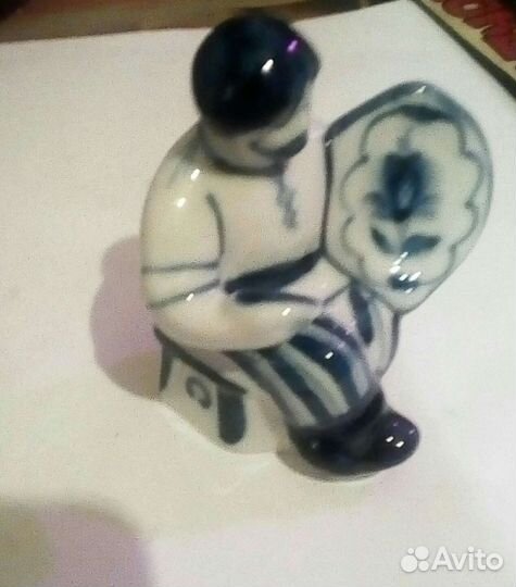 Фигурка гжель художник