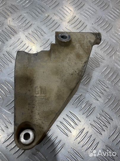 Кронштейн генератора Chevrolet Cruze седан F16D3