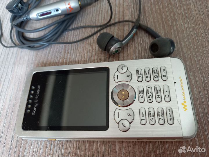 Телефон Sony ericsson walkman и наушники