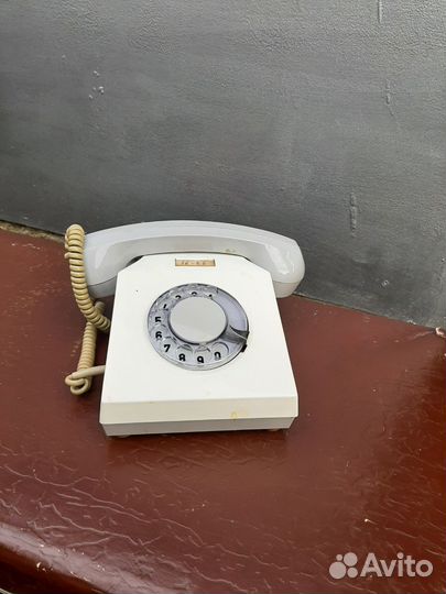 Старый стационарный телефон