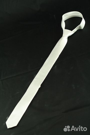 Белый тонкий галстук