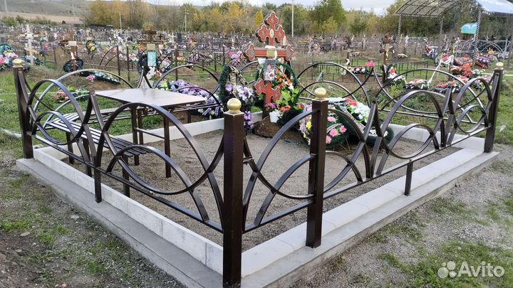 Оградка столик, лавка, крест кованый, плитка навес