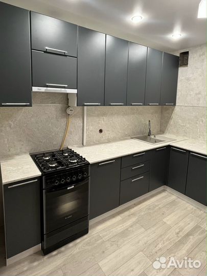 Красивый гарнитур, кухня без брака