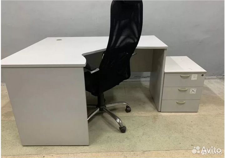 Стол угловой серый