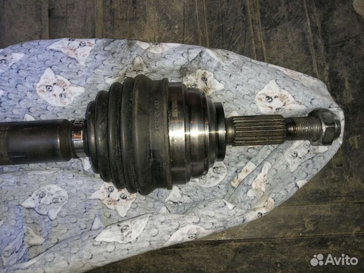 Приводной вал в сборе правый на рено логан 1 покол