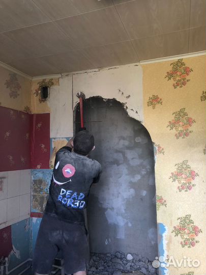 Демонтаж стен. Снос дома