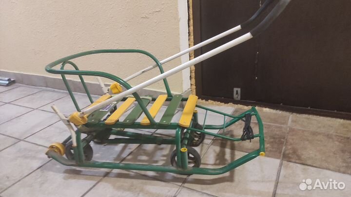 Санки на колесах с ручкой