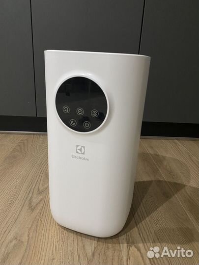 Воздухоувлажнитель Electrolux EHU-3500D UV белый