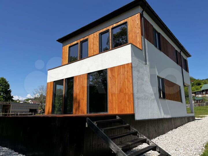 Дом 180 м² на участке 5 сот.