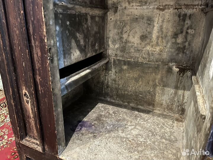 Старинный холодильник