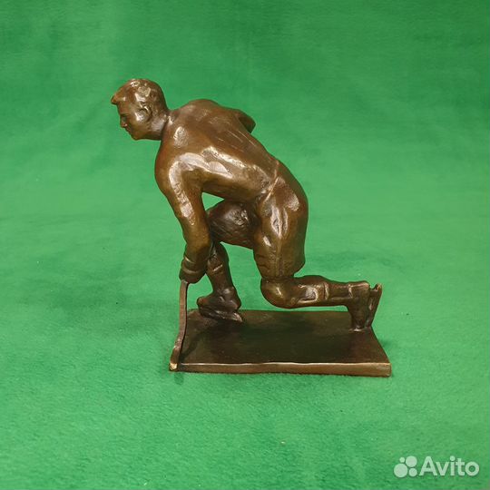 Статуэтка из бронзы Хоккеист классика
