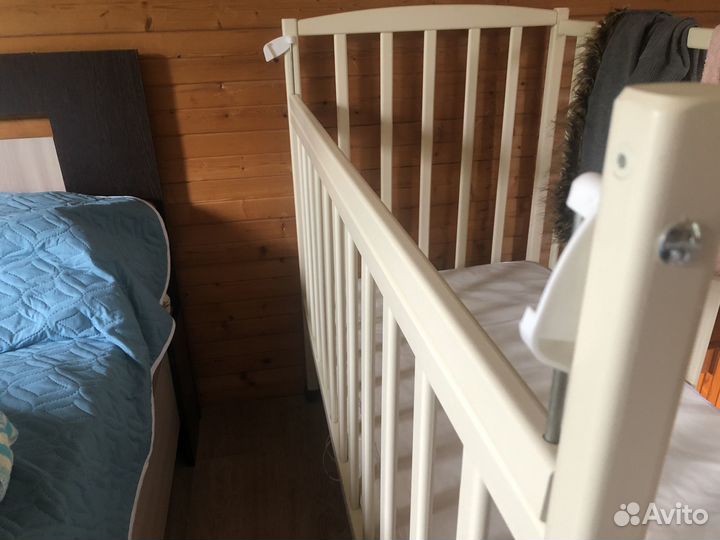 Детская кроватка с матрасом, без маятника