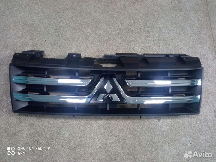 Решетка радиатора Mitsubishi Pajero