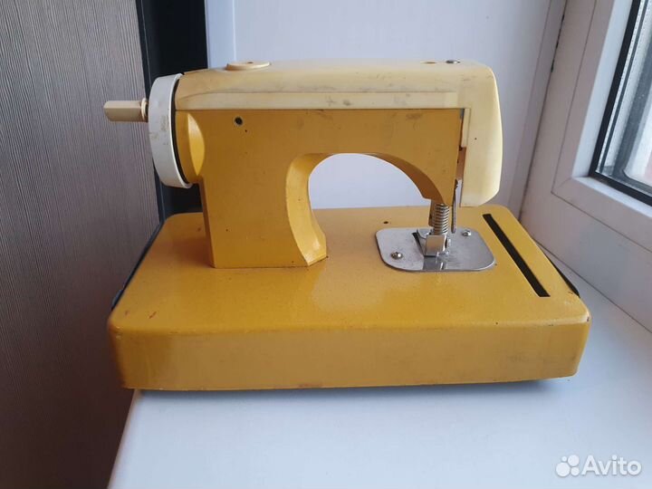 Игрушечная швейная машина СССР
