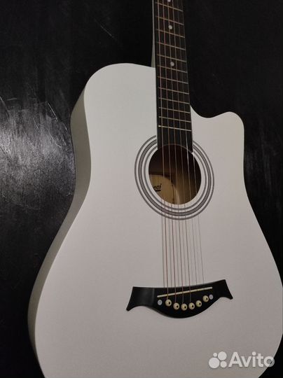 Акустическая гитара матовая, белая. Размер 7/8