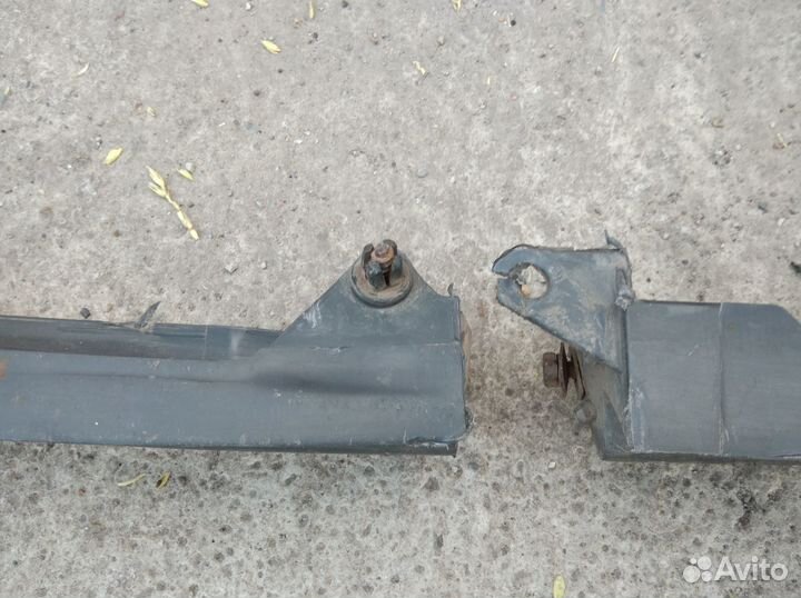 Спойлер переднего бампера Toyota Avensis ll