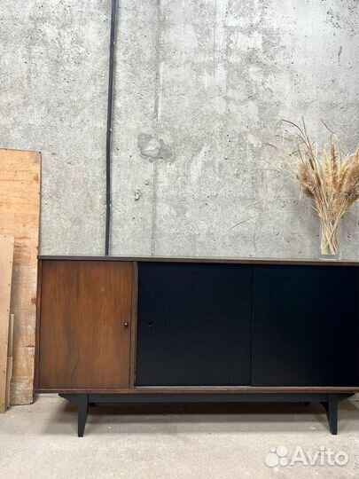 Комод с черными стеклами
