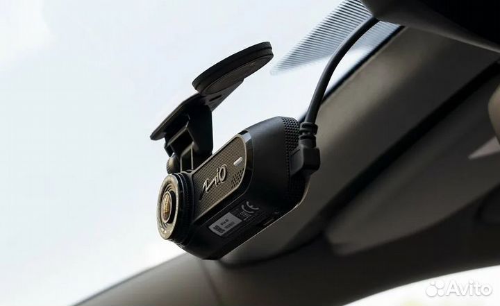 Видеорегистратор Mio Mivue J60 с установкой