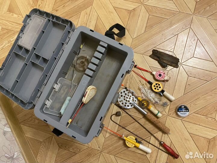 Рыболовный ящик с принадлежностями для рыбалки