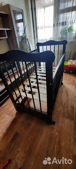 Детская кроватка с маятником и ящиком