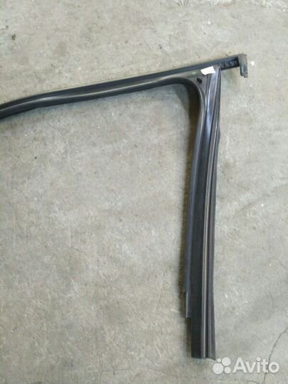 Уплотнитель стекла двери передний правый