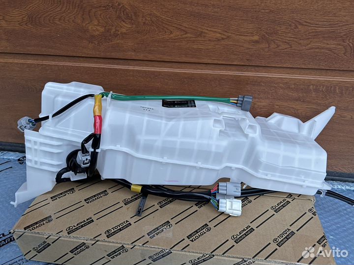 Бачок омывателя Toyota Land Cruiser 200 LX570