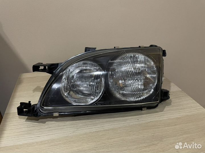 Фара левая toyota avensis / cbaldina 97-00 черная