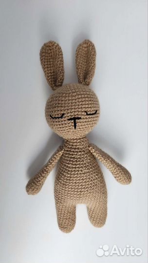 Вязаная игрушка заяц ручной работы