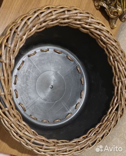 Кашпо из искусственного ротанга