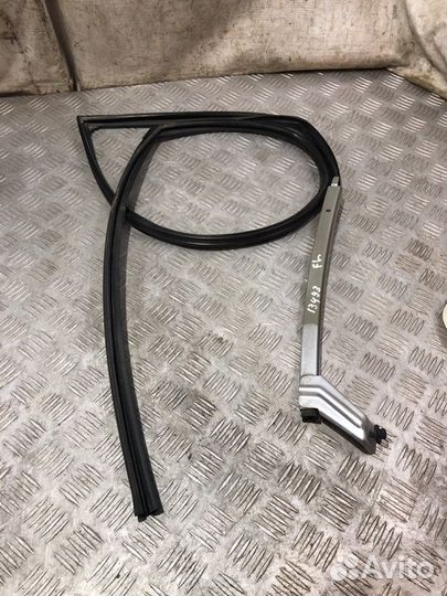 Уплотнитель стекла передний левый Lexus Rx400H