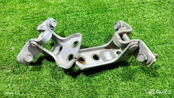 Петли двери задней правой Mitsubishi Airtrek 1