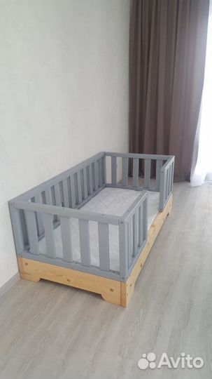 Детская кровать с защитным бортиком